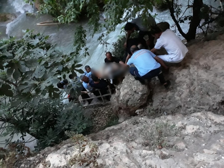 Suya Atlayıp Başını Kayaya Çarpan Genç Öldü
