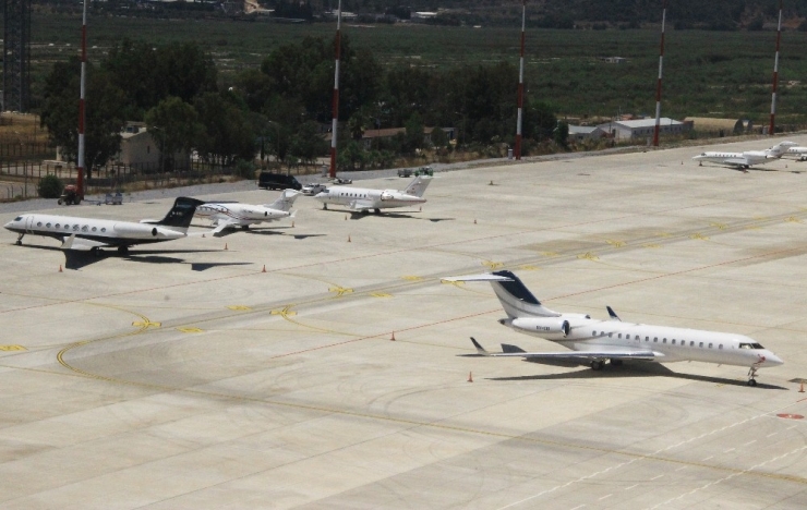 Milyon Dolarlık Özel Jetlerin Biri İniyor, Biri Kalkıyor