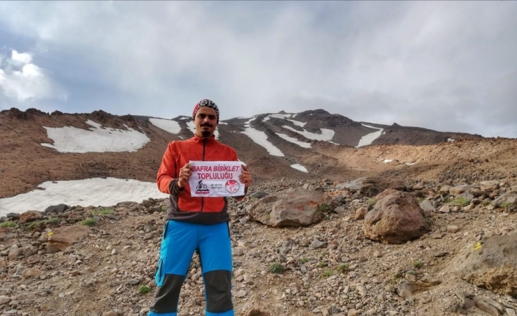 Orta Doğu’nun En Yüksek Dağında Türk Bayrağı Dalgalandırdı