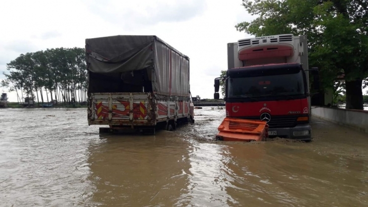 Etkili Yağış Sakarya’da Sele Neden Oldu