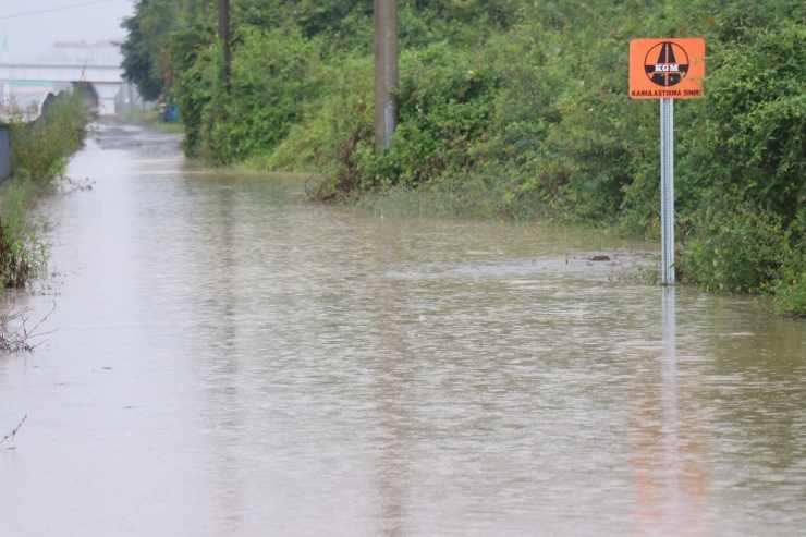 Yoğun Yağış Kocaali-akçakoca Yolunu Ulaşıma Kapadı
