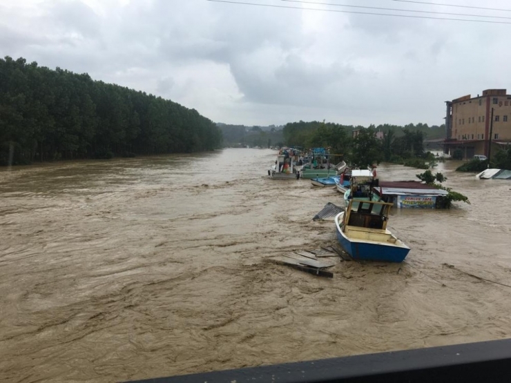 Yaşanan Sel Sonrası Kocaali’de Yollar Kapandı