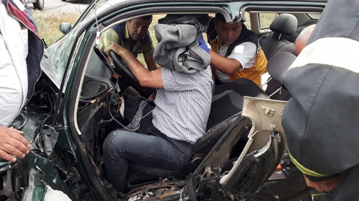 Sandıklı’da Otomobil İle Minibüs Çarpıştı: 4 Yaralı