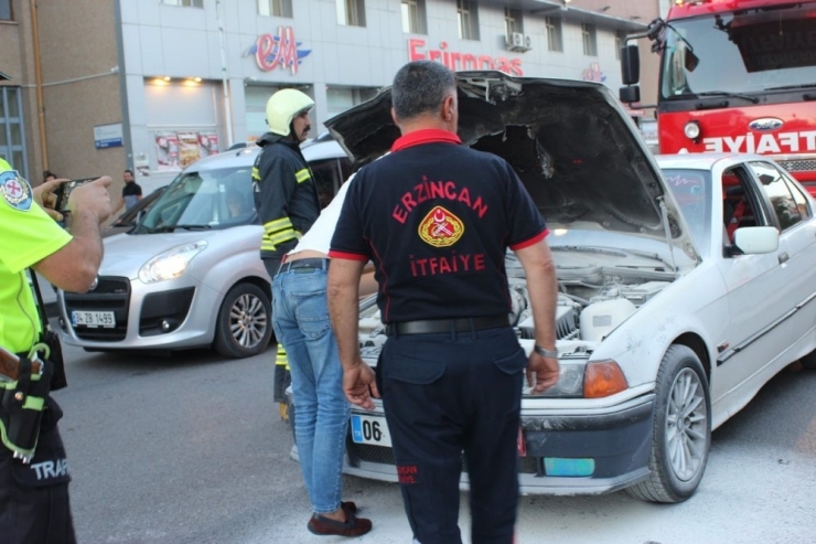 Seyir Halindeki Otomobilin Motor Kısmında Çıkan Yangın İtfaiyenin Müdahalesiyle Söndürüldü