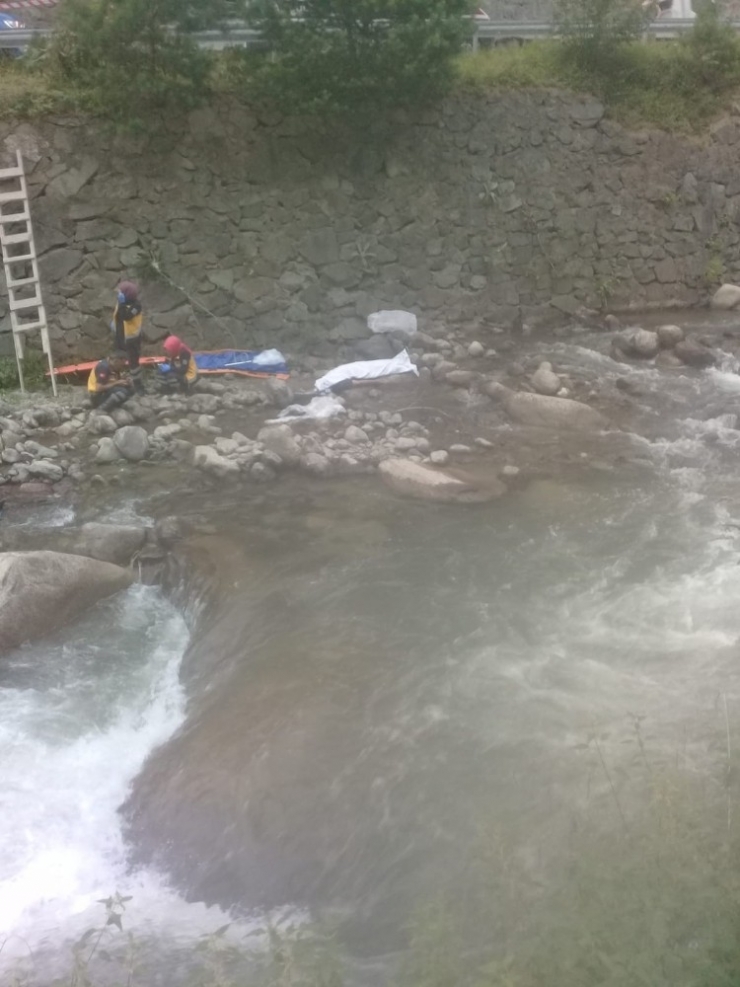Kamyonetten Ot Boşaltırken Dengesini Kaybeden Şahıs Dereye Düşerek Hayatını Kaybetti