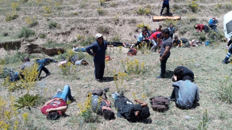 Van’da Kaçak Göçmenleri Taşıyan Minibüs Takla Attı: Ölü Ve Yaralılar Var