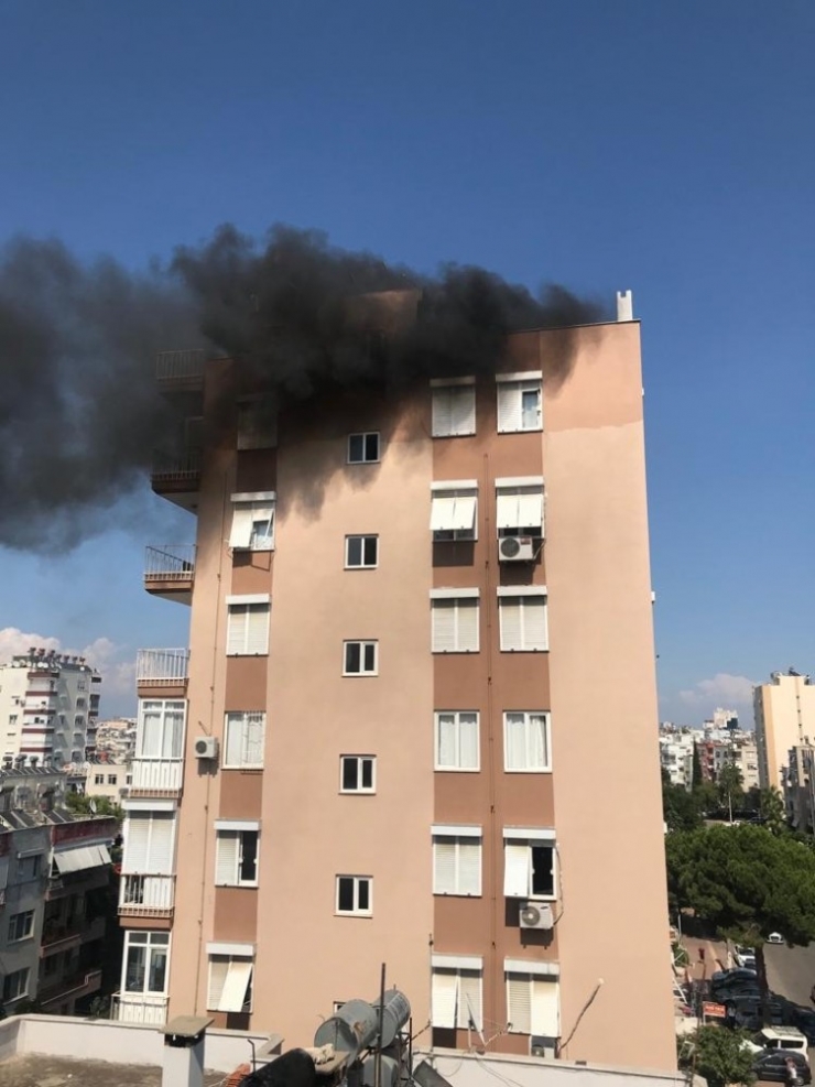 10 Katlı Apartmanın Çatı Katında Yangın