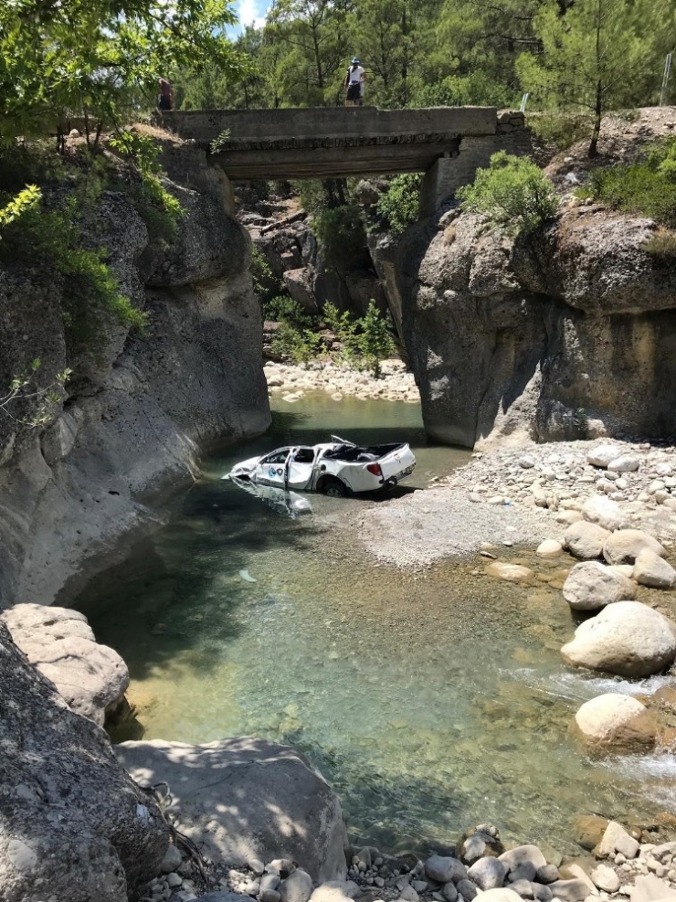 Gezi İçin Kiraladıkları Araçla Köprüden Düştüler: 1 Ölü, 1 Yaralı
