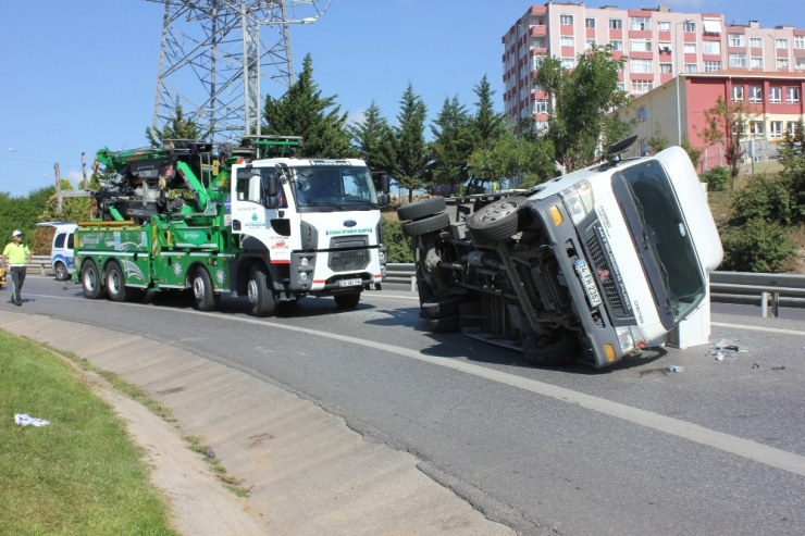 Ataşehir’de Virajı Alamayan Kamyon Devrildi: 1 Yaralı