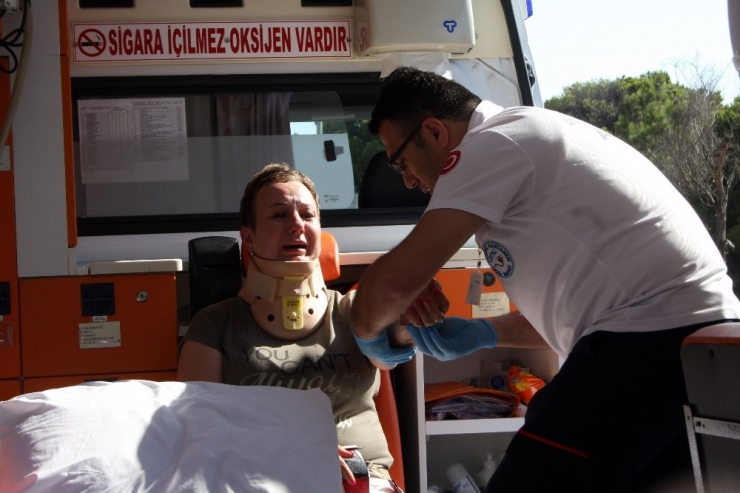 İki Araç Kafa Kafaya Çarpıştı: 2 Yaralı