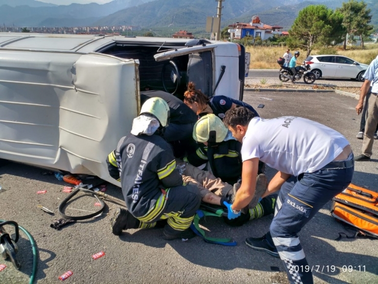 Devrilen Minibüste Sıkışan Sürücüyü İtfaiye Kurtardı