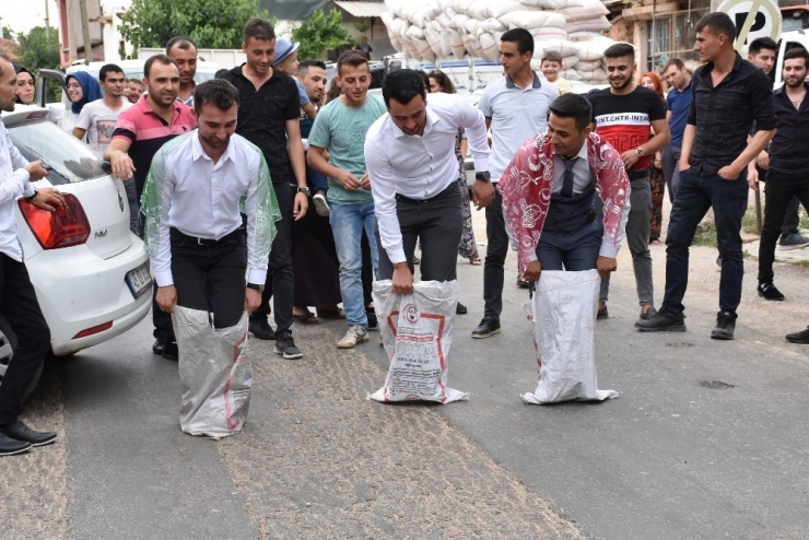 Damat Ve Sağdıca Kahve Pişirtip, Çuval Yarışı Yaptırdılar