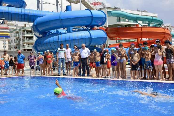 Erdemli’de Yüzme Kursuna Katılan Kursiyerler Katılım Belgelerini Aldı
