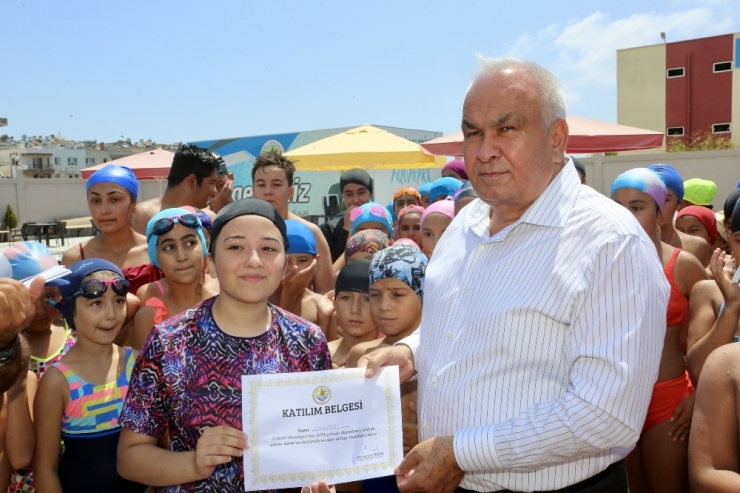 Erdemli’de Yüzme Kursuna Katılan Kursiyerler Katılım Belgelerini Aldı