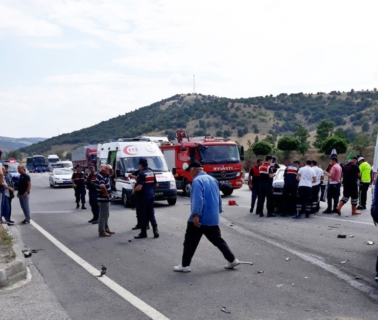 İki Otomobil Çarpıştı: 3’ü Ağır 4 Yaralı