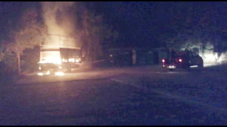 Kamyonet Alev Alev Yandı