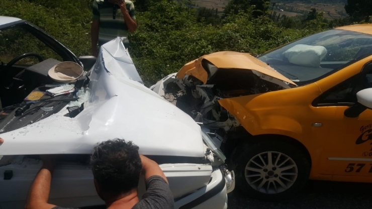 İki Otomobil Kafa Kafaya Çarpıştı: 2 Yaralı