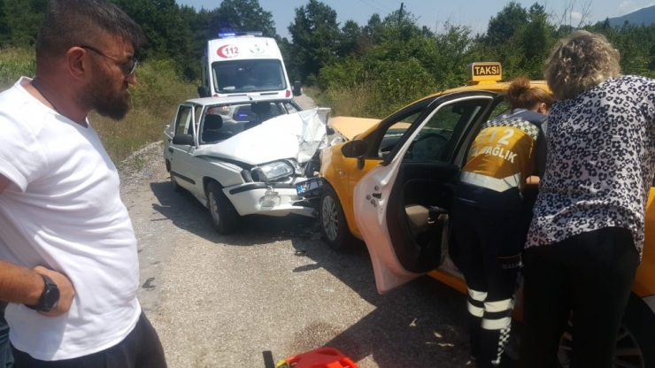 İki Otomobil Kafa Kafaya Çarpıştı: 2 Yaralı