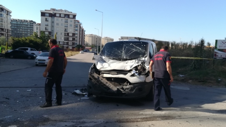 Para Nakil Aracı Kamyon İle Çarpıştı: 3 Yaralı