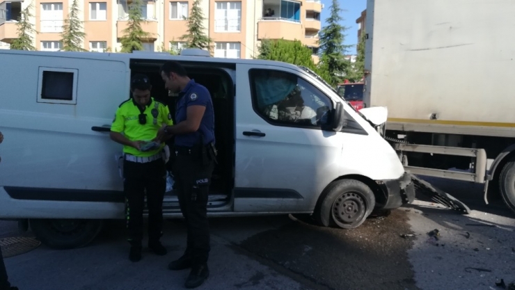 Para Nakil Aracı Kamyon İle Çarpıştı: 3 Yaralı