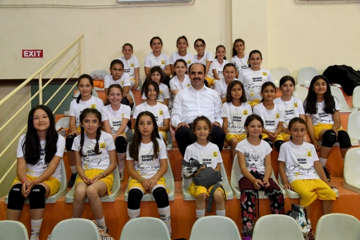 Başkan Altay, Yaz Spor Okulu Öğrencileriyle Buluştu