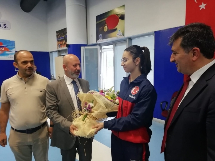 Masa Tenisinde İlklere İmza Atan Özge Yılmaz’a Tebrik Ziyareti