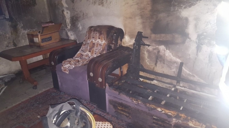 Evin İki Odası Yangında Kül Oldu