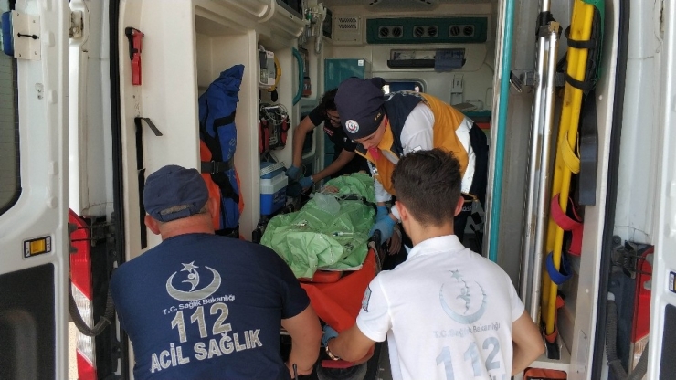 Kayalıklardan Denize Düşen Kızı Vatandaşlar Kurtardı