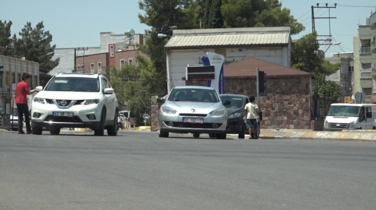 Çocuklar Araçların Arasına Dalıp Su Satmaya Çalışıyor