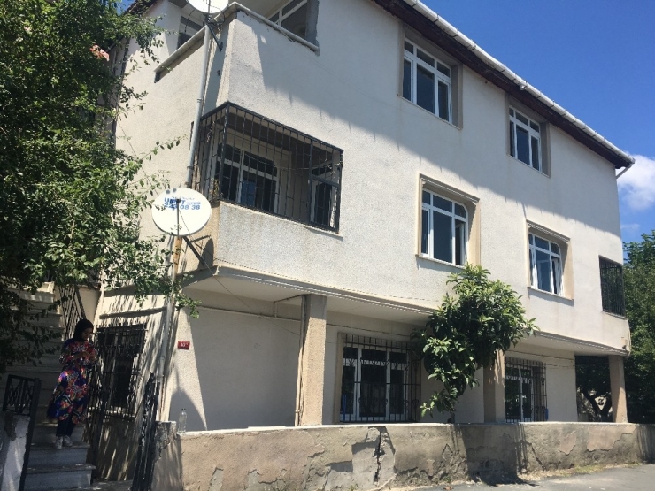 40 Yıllık Evinin Boşaltıldığını Gören Yaşlı Kadın Fenalık Geçirdi