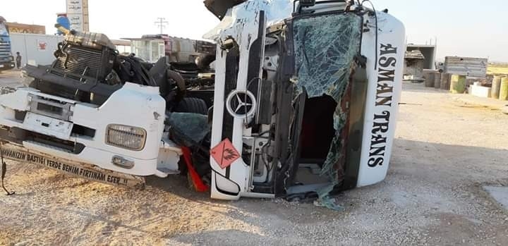 Türkiye Ve Suriye Plakalı Tırların Çarpışma Anı Kamerada: 2 Yaralı