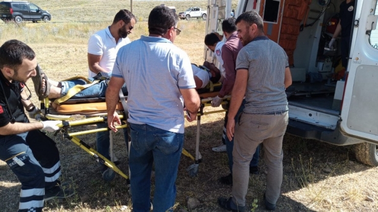 Greyder Yüklü Tır Şarampole Yuvarlandı: 4 Yaralı