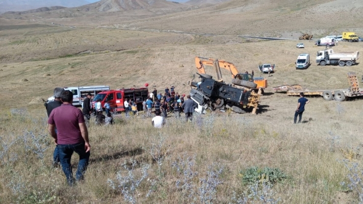 Greyder Yüklü Tır Şarampole Yuvarlandı: 4 Yaralı