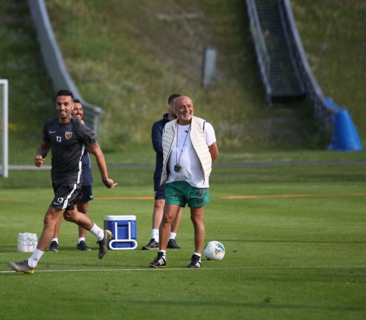 Hikmet Karaman’ın Yüzü Gülüyor