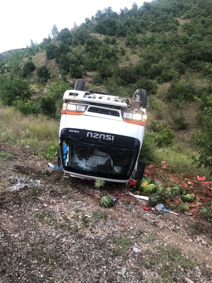 Karpuz Yüklü Kamyonet Devrildi 2 Yaralı
