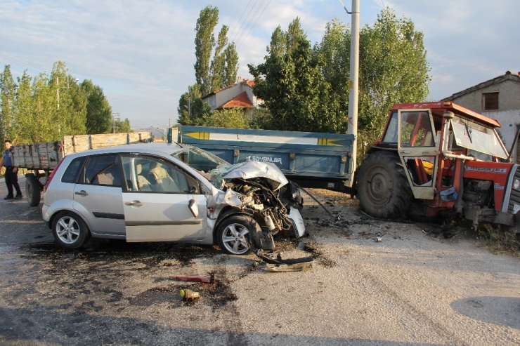 Traktör İle Otomobil Çarpıştı: 2 Yaralı