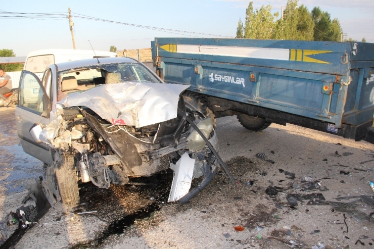 Traktör İle Otomobil Çarpıştı: 2 Yaralı