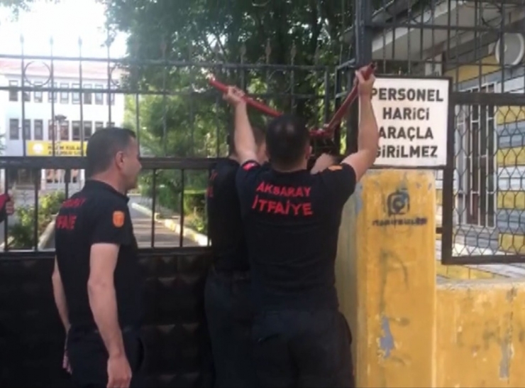 Otomobilini Arayan Sürücü Okul Bahçesinde Mahsur Kaldı