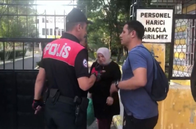 Otomobilini Arayan Sürücü Okul Bahçesinde Mahsur Kaldı