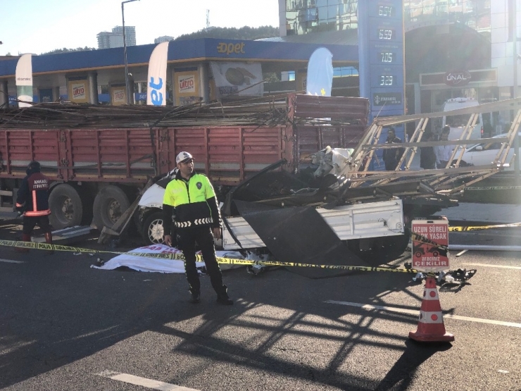 Başkent’te Kamyonet, Önündeki Tıra Ok Gibi Saplandı: 1 Ölü