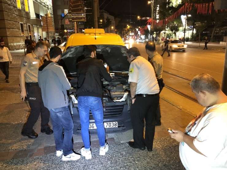 Arabanın Motoruna Sıkışan Kediyi 2 Saatte Kurtarabildiler