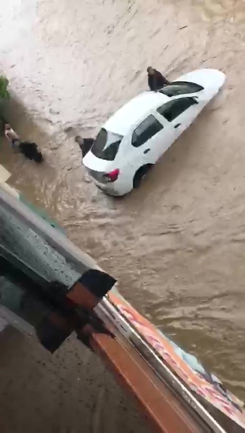 Sel Sularına Kapılan Otomobili Yüzdürerek Kurtardılar