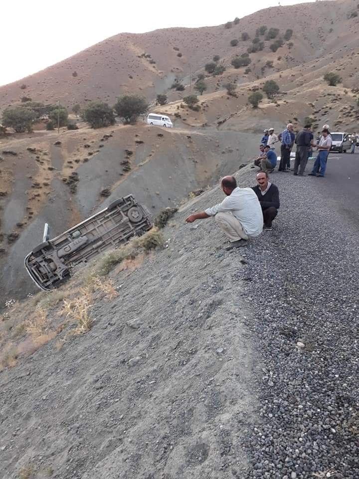 Minibüs Şarampole Yuvarlandı: 10 Yaralı