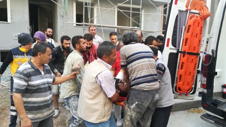 Kocaeli’de İnşaatın 3’üncü Katından Düşen İşçi Yaralandı