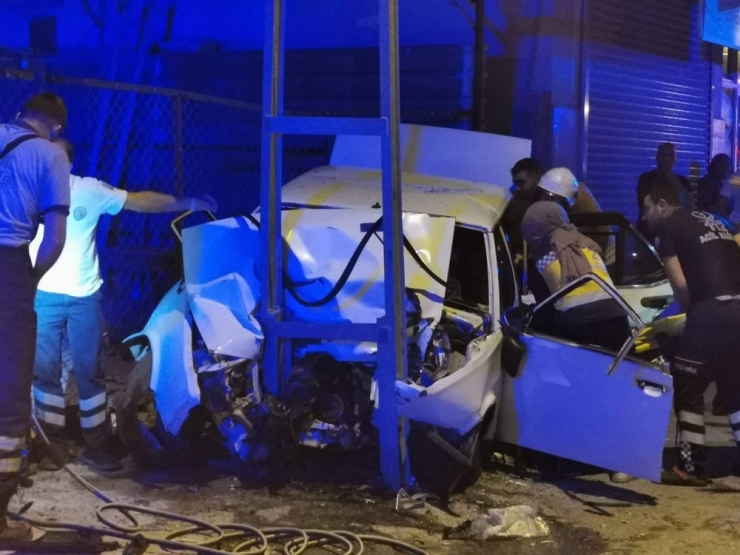 Otomobil Elektrik Direğine Çarptı: 1 Ölü, 6 Yaralı