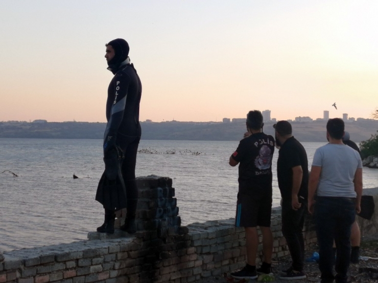 Küçükçekmece Gölü’ne Giren Bir Kişinin Kaybolduğu İhbarı Polisi Harekete Geçirdi