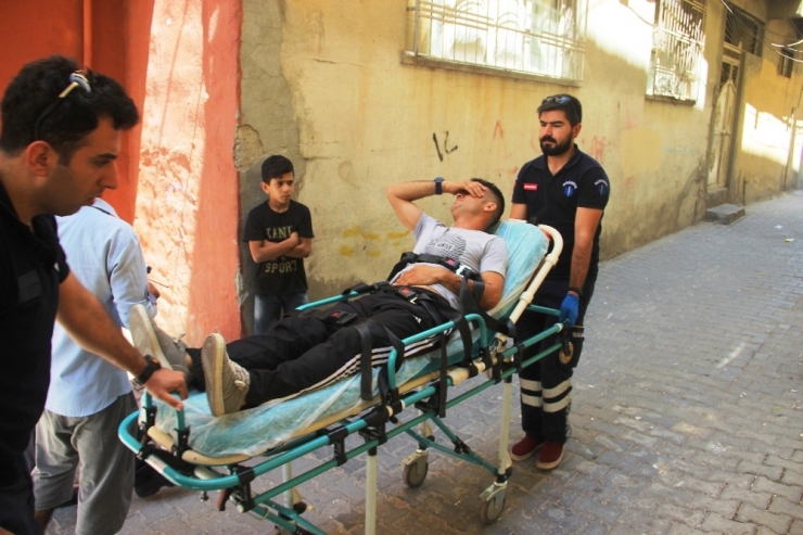 Karısı Tarafından Terk Edilen Adam Kendini Bıçakladı