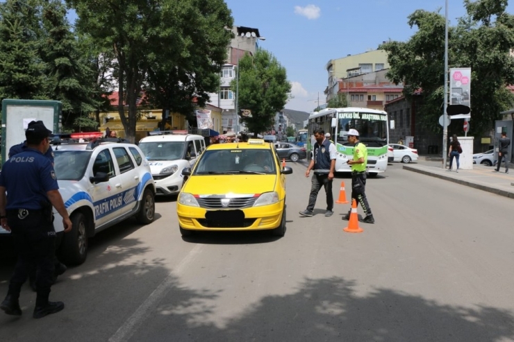 Kars’ta Polis Taksilere Uygulama Yaptı