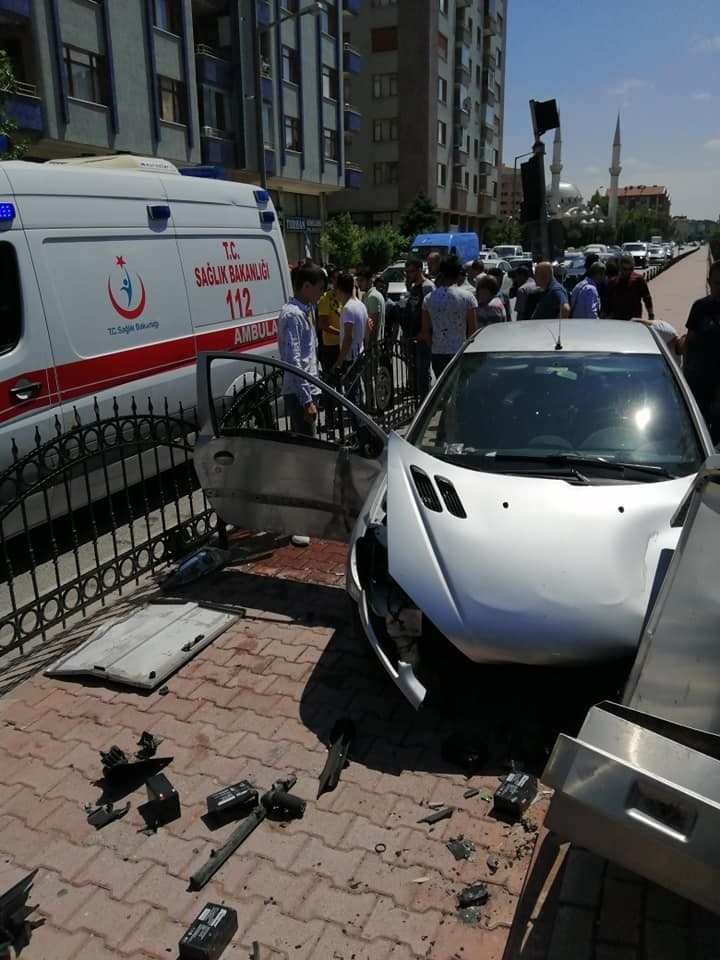 Duvara Çarpan Otomobilin Kaza Anı Araç Kamerasında