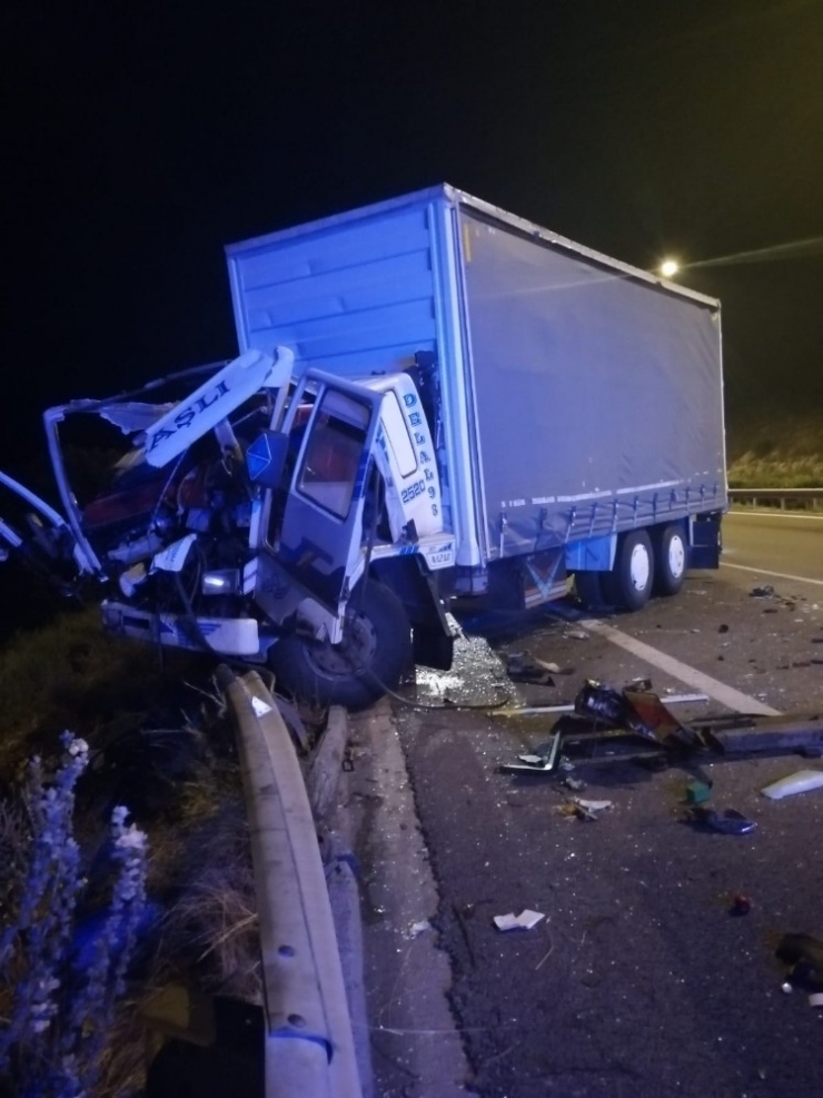 Kamyon, Kamyona Çarptı: 2 Ölü, 3 Yaralı